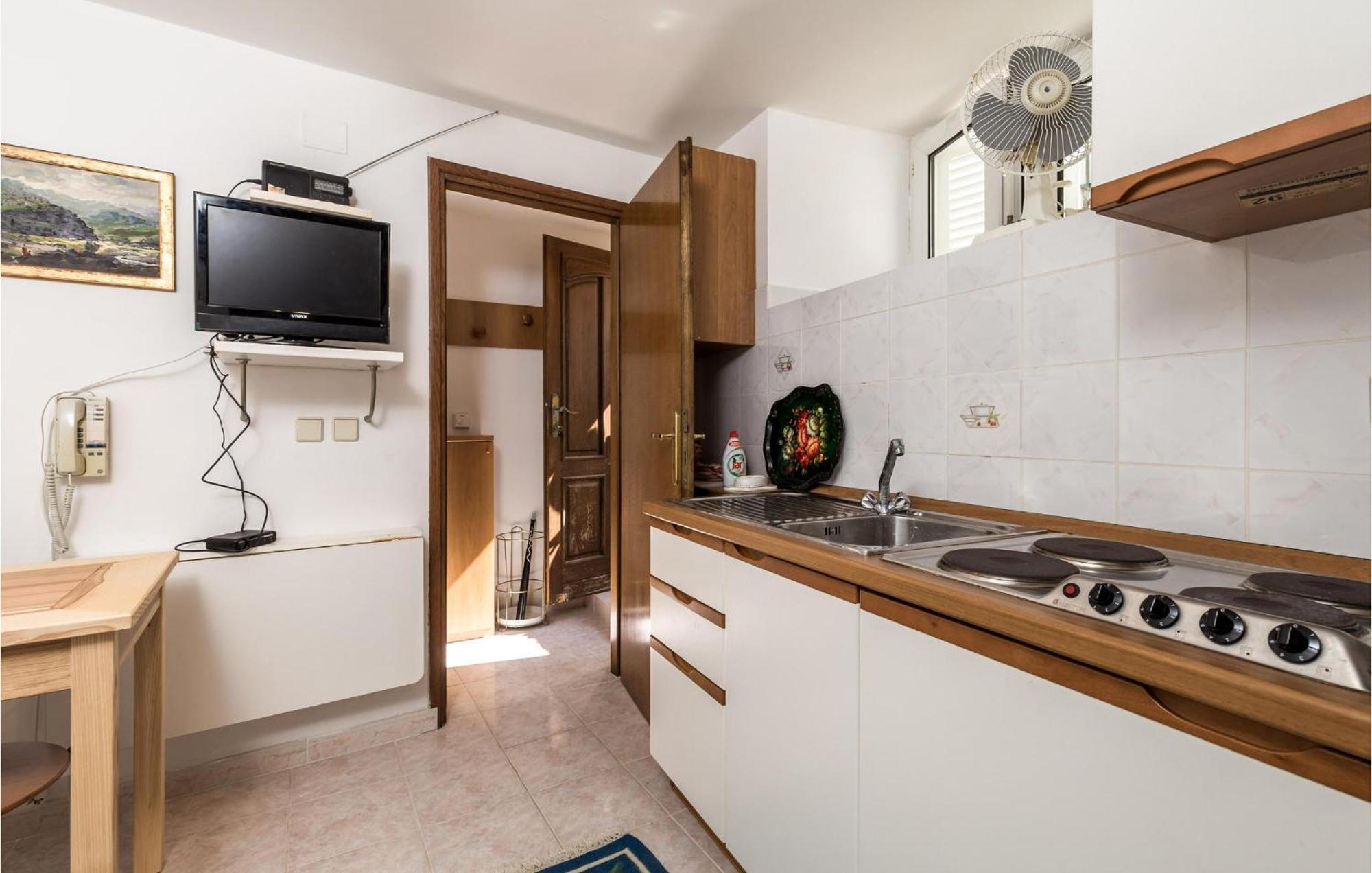 Lovely Apartment In Veli Losinj With Kitchen Extérieur photo