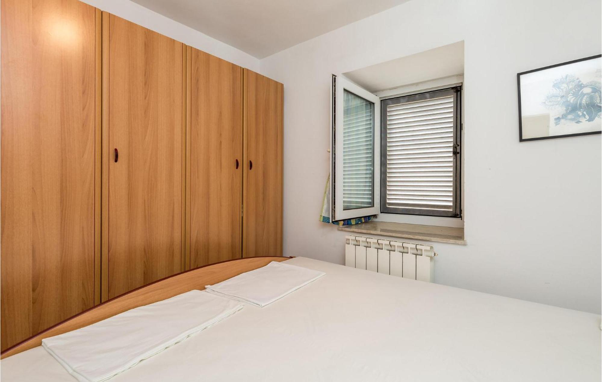 Lovely Apartment In Veli Losinj With Kitchen Extérieur photo