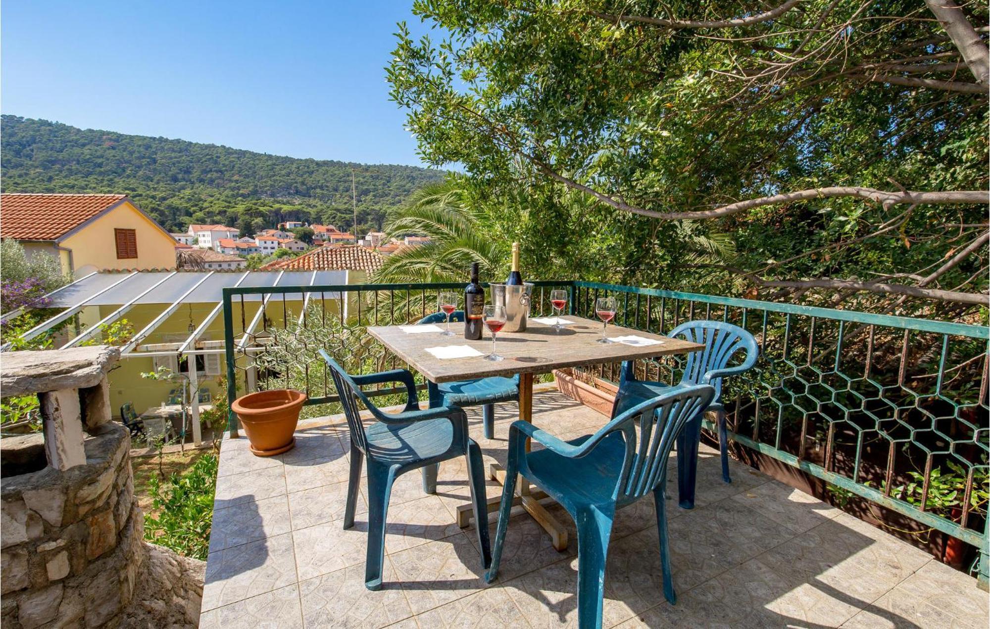 Lovely Apartment In Veli Losinj With Kitchen Extérieur photo