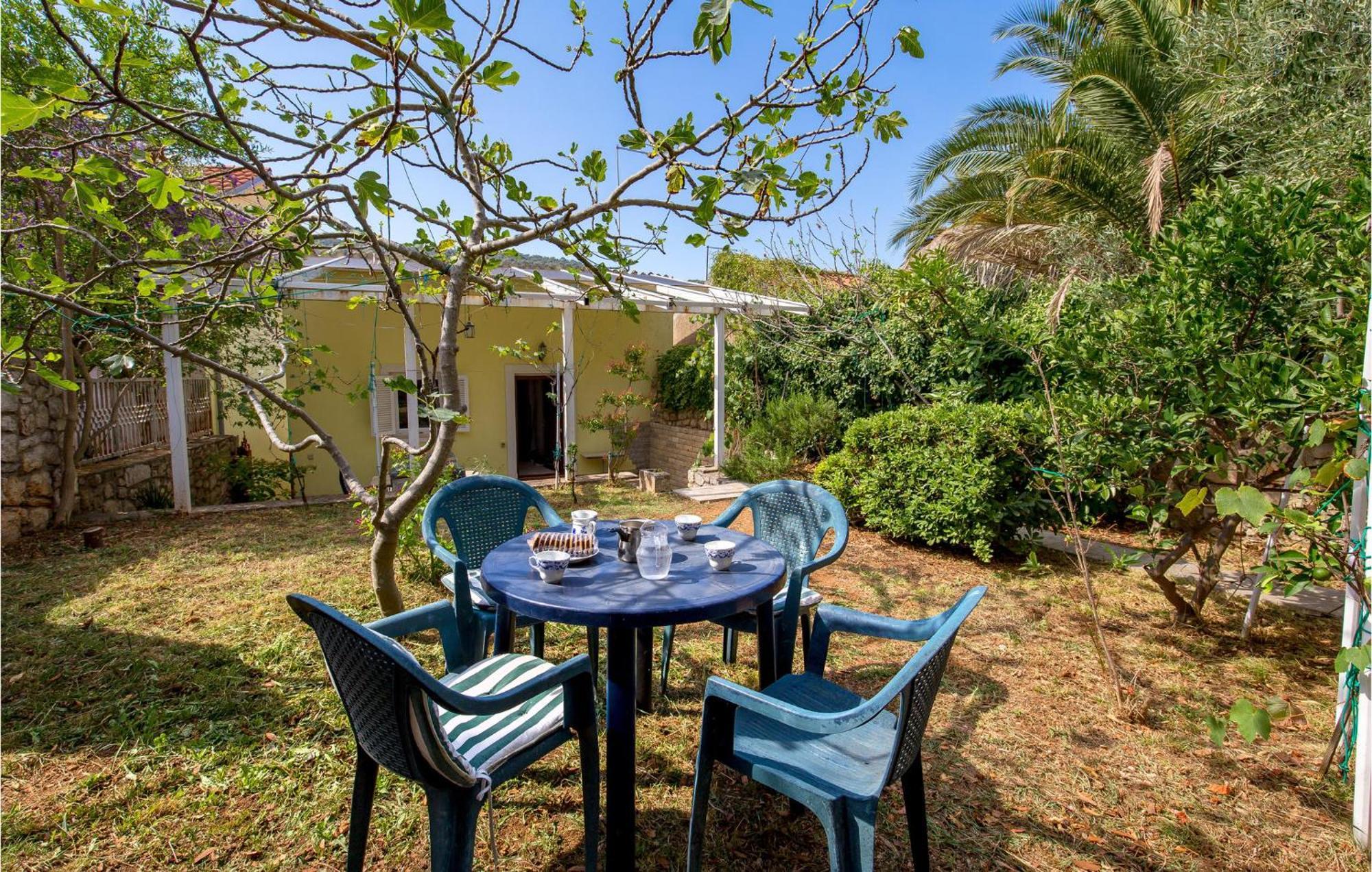 Lovely Apartment In Veli Losinj With Kitchen Extérieur photo