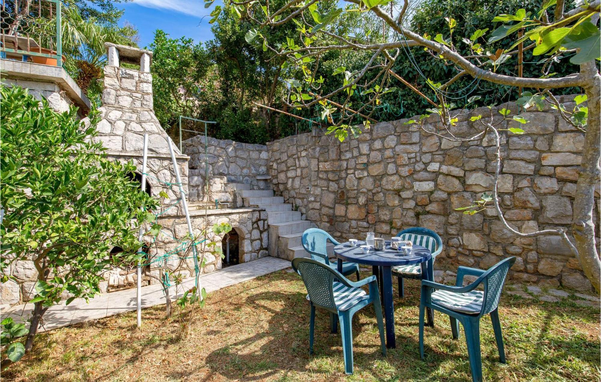 Lovely Apartment In Veli Losinj With Kitchen Extérieur photo